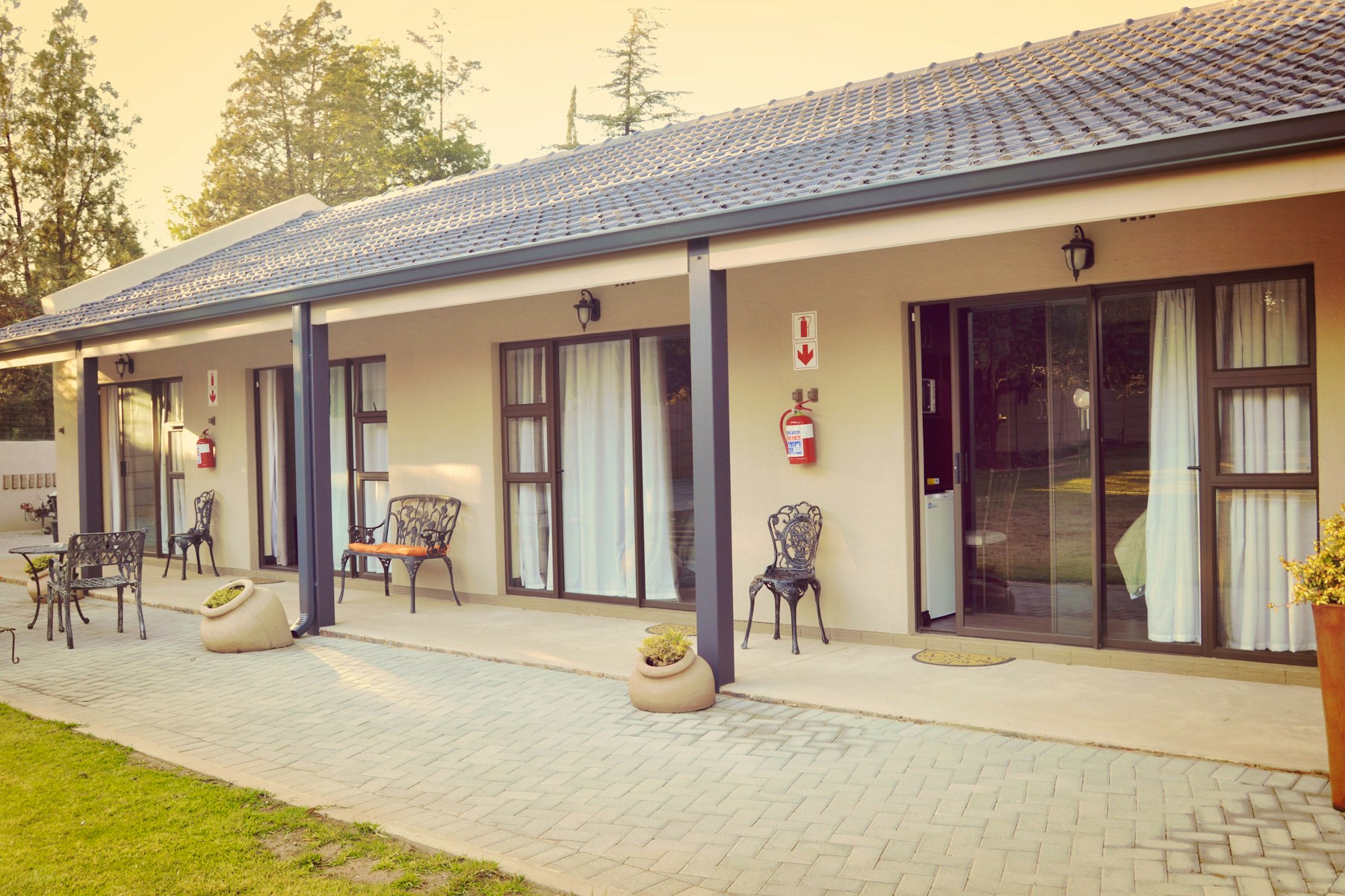 Exterior and garden view at La Vita Guesthouse