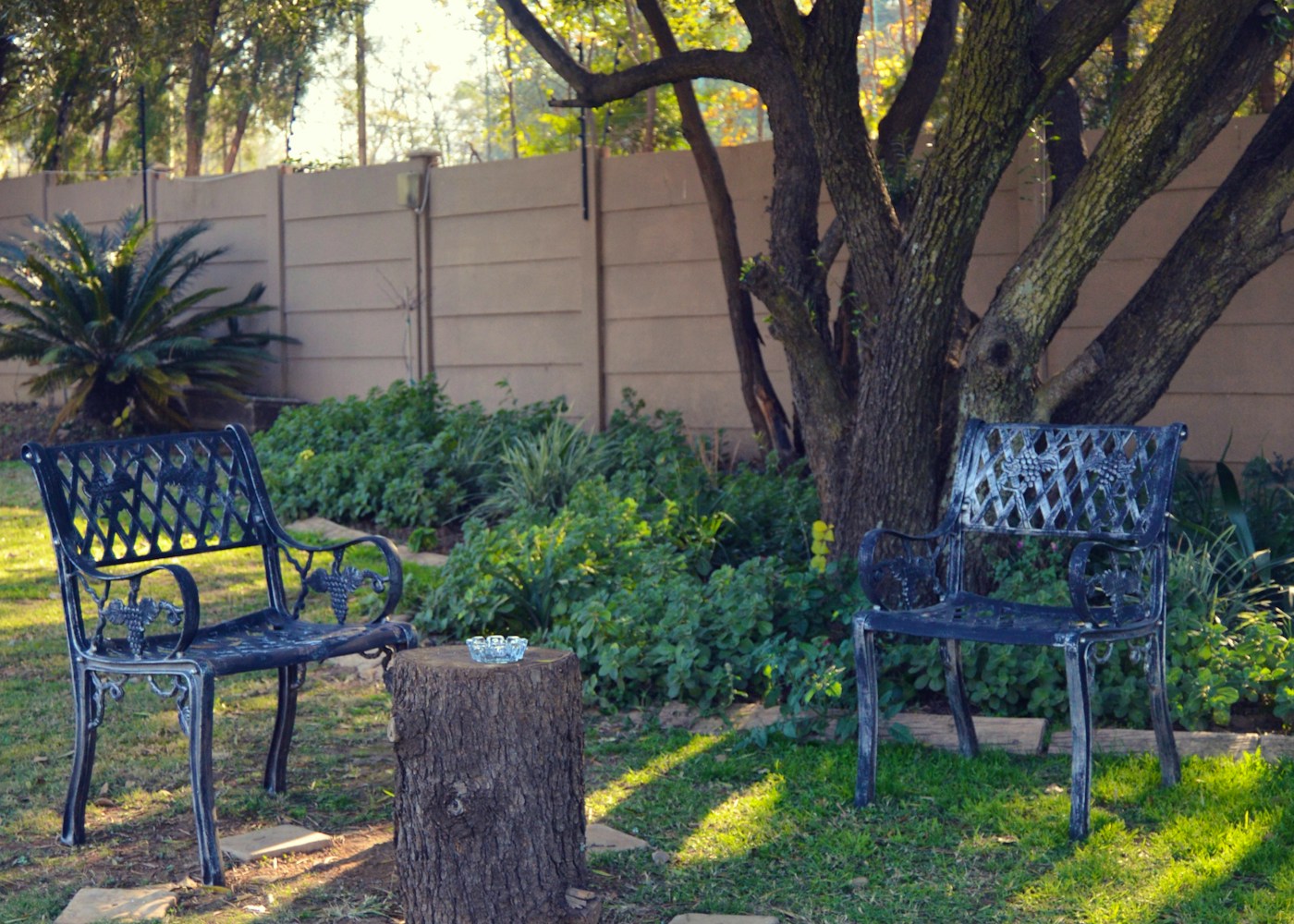 Peaceful garden and exterior view at La Vita Guesthouse